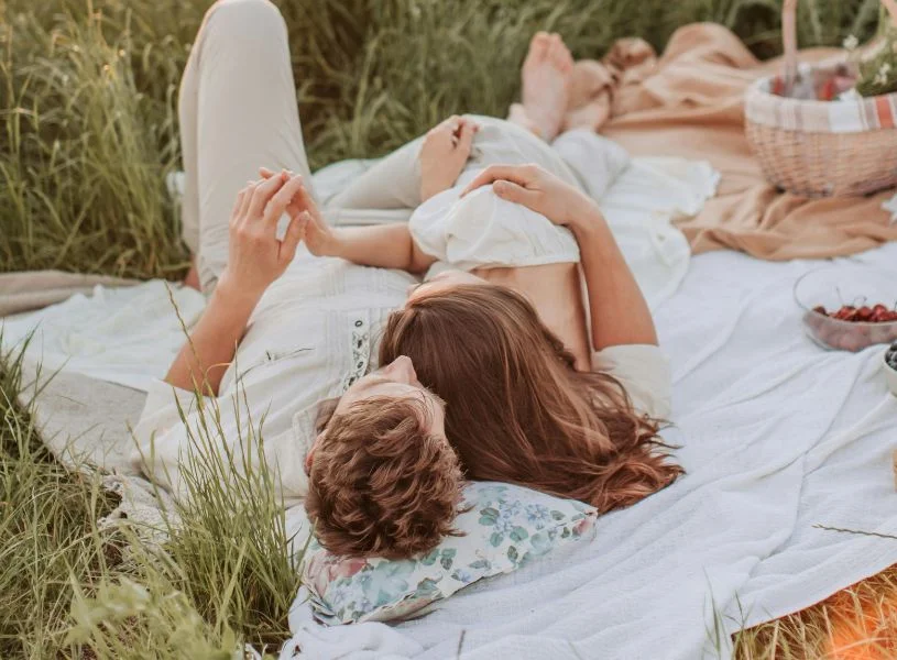 couple enjoying an outdoor picnic 